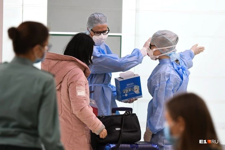 7 февраля в Кольцово приземлился последний рейс из Китая — часть людей всё равно в автобусах с водителями в защитных костюмах и масках увезли в санаторий «Бодрость», где организовали карантинную зону. Фото: Артем Устюжанин / Е1.RU | «Следующий шаг — испытать его на животных»: инфекционист — о том, как ищут лекарство от коронавируса 7 февраля в Кольцово приземлился последний рейс из Китая — часть людей всё равно в автобусах с водителями в защитных костюмах и масках увезли в санаторий «Бодрость», где организовали карантинную зону. Фото: Артем Устюжанин / Е1.RU | «Следующий шаг — испытать его на животных»: инфекционист — о том, как ищут лекарство от коронавируса